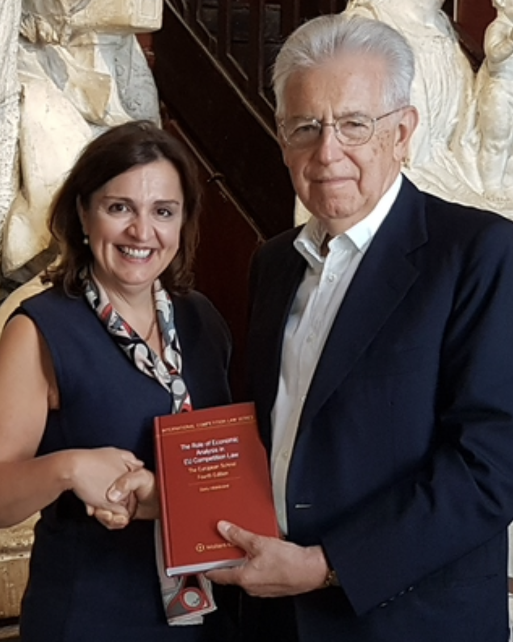 Professor Hildebrand bei der Veröffentlichung der vierten Edition mit dem ehemaligen EU-Kommissar und Premierminister von Italien Mario Monti